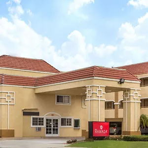Ramada By Wyndham 2*, Ontario United States
